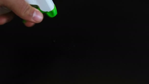 用酒精清洁剂对工作场所表面进行消毒的人，科罗纳病毒病 — 图库视频影像