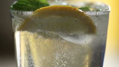 Taze buzlu mojito soda kokteyli, nane yaprağı, limon, yaz içeceği.
