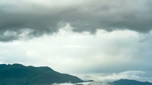 산악 지형, 기후를 배경으로 구름낀 하늘의 움직임 — 비디오