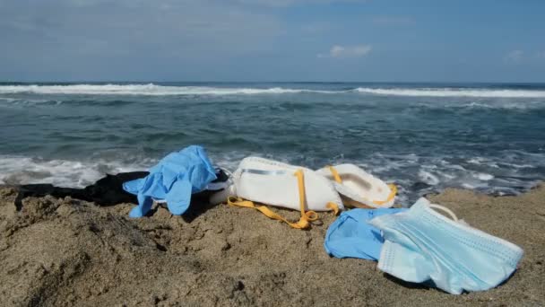 Polusi limbah medis, COVID-19 sakit. Dibuang di pantai laut, coronavirus — Stok Video
