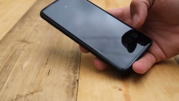 L'uomo usa lo smartphone in modo compulsivo per controllare posta, chat, malattie da dipendenza tecnologica — Video Stock