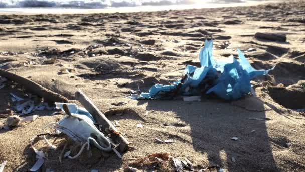 Ιατρικά απόβλητα, μάσκα και πλαστικά σκουπίδια, σκουπίδια στη θάλασσα παραλία, covid19 ρύπανση — Αρχείο Βίντεο