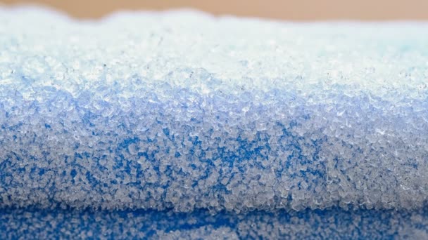 Cristales de hielo descongelan efecto químico timelapse en la superficie azul, concepto de ciencia — Vídeos de Stock