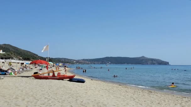 Menschen und Kinder genießen sonnigen Tag am Strand nach covid Lockdown, Meer Lebensstil — Stockvideo