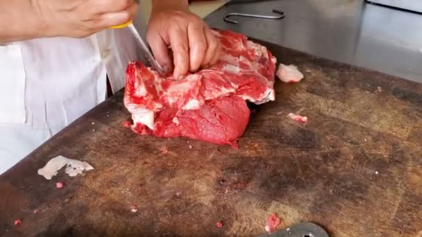 Man Butcher arbetar med benbiff kött, människor jobb, livsmedelsindustrin — Stockvideo