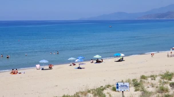 La gente gode di giornata di sole sulla spiaggia libera di plastica dopo isolamento covid, stile di vita di mare — Video Stock