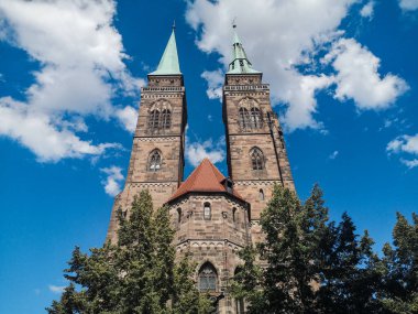 Nuremberg, Almanya - 4 Haziran 2020: Nuremberg, Almanya 'daki ünlü St. Sebaldus Kilisesi cephesi