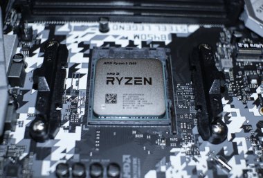 Roma, İtalya - Temmuz 12020: Amd ryzen 3600 masaüstü bilgisayar işlemcisi yüksek teknoloji anakartına yüklendi, bilgisayar parçaları