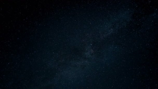 Voie lactée mouvement de la galaxie et étoiles tombantes sur le ciel étoilé de nuit d'été, champ univers 4k — Video