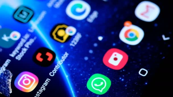 Προβολή του εικονιδίου μετρητή ειδοποίησης Whatsapp, εφαρμογή smartphone, συνομιλία με άμεσο μήνυμα — Αρχείο Βίντεο