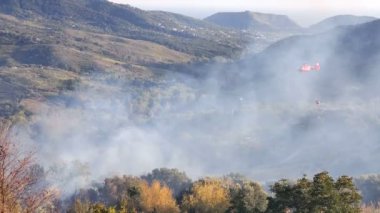 İtfaiye helikopteri yangını söndürmeye çalışıyor. Acil durum. 