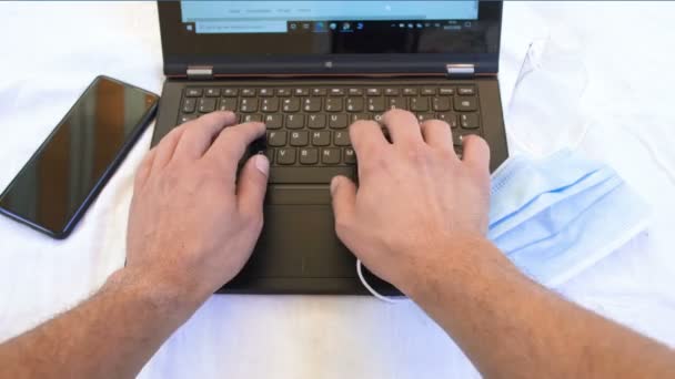 Mann tippt auf PC-Tastatur, während er an Web-Geschäft in Coronavirus-Krankheit arbeitet — Stockvideo
