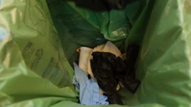 Çöp tenekesine düşen tıbbi atıkların yavaş akımı, covid19 koronavirüs salgını 