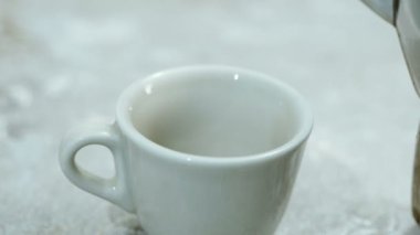 İtalyan kahvesi, kahve fincanı, alüminyum makine, ev kahvaltısı.