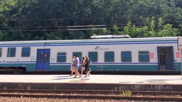 Passagerare kliver av tåget med skyddsmasker, transport av coronavirus — Stockvideo