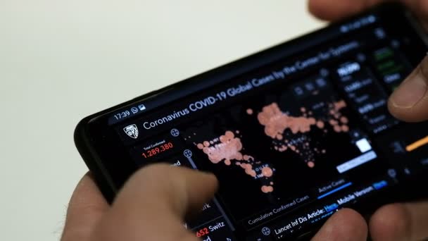 Man kontrollerar Coronavirus COVID-19 Globala Fall på smartphone, tech nyheter info — Stockvideo