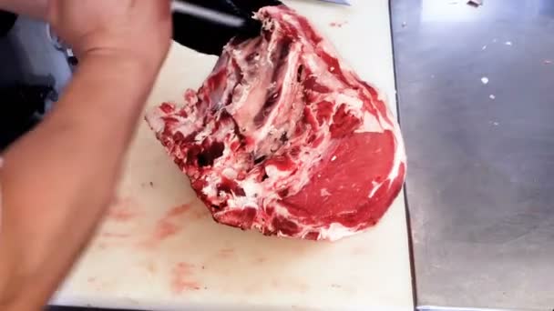 Uomo macellaio che lavora sulla carne disossata con guanti di plastica smaltimento, persone lavoro 4k — Video Stock