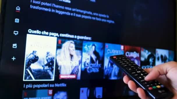 Homme main navigation smart tv netflix app series catalogue, streaming vidéo, quarantaine — Video