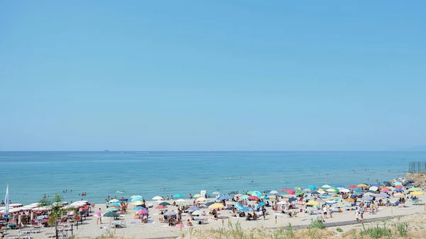 Přeplněné Lidé mají slunečný den na pláži po covid uzamčení, mořský životní styl, cilento, sociální distancování — Stock fotografie