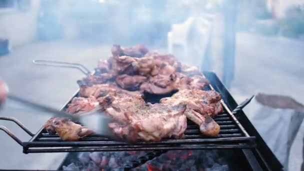 Mangalda pişmiş çiğ bacaklar, ızgara et, açık hava yaşam tarzı. — Stok video