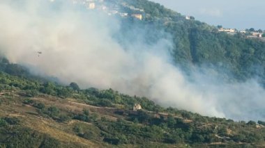 İtfaiye helikopteri yaz mevsiminde kötü niyetli alevler üzerinde çalışıyor. 