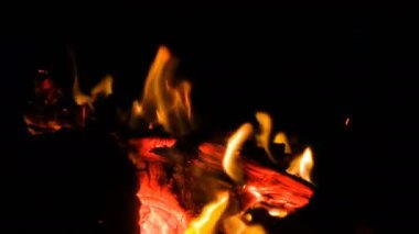 Odun ev şöminesi siyah arka planda, ateş hareketi, kış havası 4k