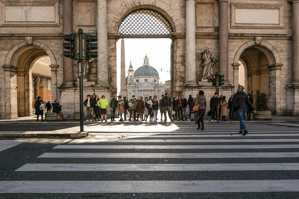 Orang-orang wisatawan berjalan di penyeberangan di pusat kota bersejarah Roma, Italia — Stok Foto