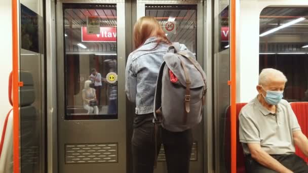 Le persone indossano covid19 maschera medica in linea metropolitana praga, pandemia 4k malattia — Video Stock