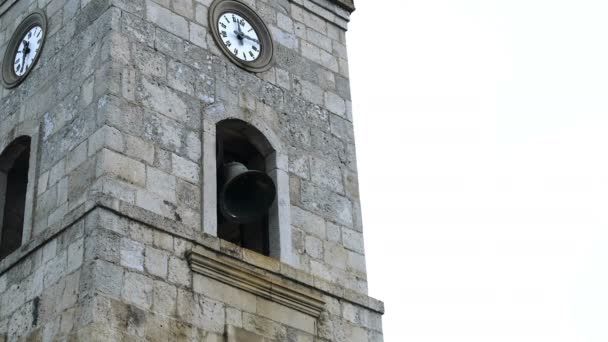 Středověká zvonice se zpěvným zvonem a starými hodinami, historická památka — Stock video