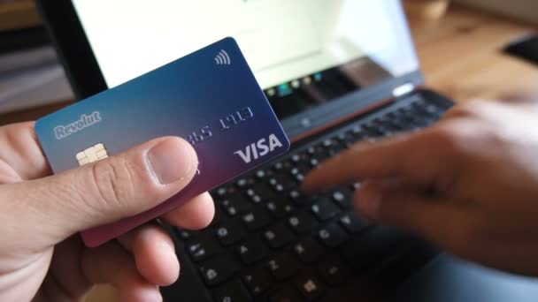 Homme utilisant la carte de crédit de visa pour le paiement en ligne sur ordinateur portable, affaires de commerce électronique de technologie — Video