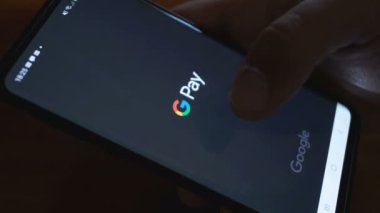 Google 'da arama yapan adam akıllı telefondaki ödemeli android uygulaması, e-ticaret ödeme servisi