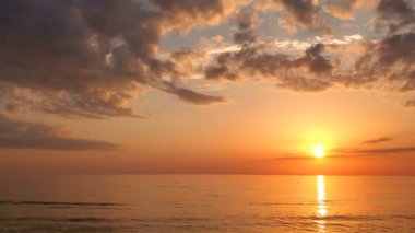 İlham verici bulutlu kırmızı gün batımı gökyüzü, deniz dalgaları hareket, su ufku, arka plan