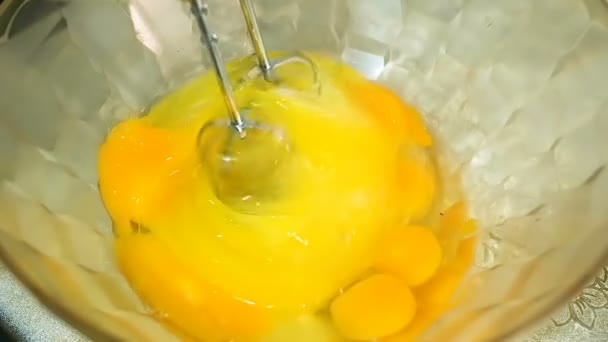 Zpomalený pohyb ruky ženy při přípravě domácího jídla s vaječným šlehačem, uzamčení vaření v karanténě — Stock video