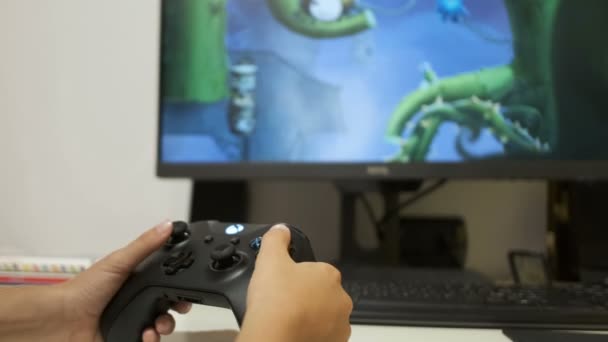 Närbild bild av barn pojke händer spelar spel på konsol, videospel beroende — Stockvideo