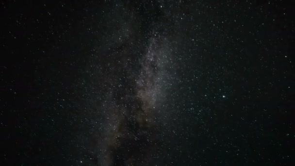 Vía Láctea movimiento de la galaxia y estrellas parpadeantes en la noche de verano cielo estrellado, universo — Vídeos de Stock