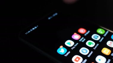 Akıllı telefon tiktok uygulaması, sosyal medya ağı, iletişim indiriliyor