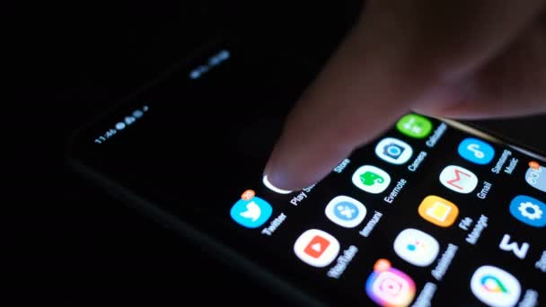 Homem baixando smartphone aplicativo Wechat, rede de mídia social, mensagens instantâneas — Vídeo de Stock