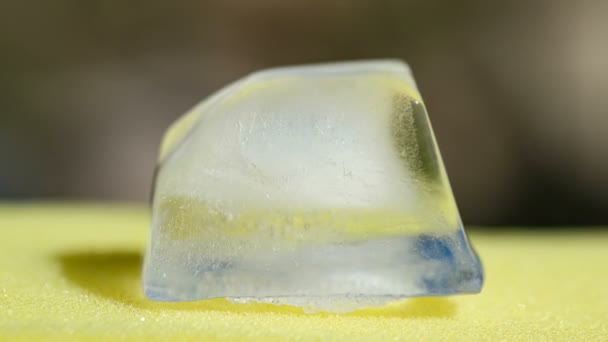 Эффект размораживания кубика льда, концепция науки об изменении климата — стоковое видео