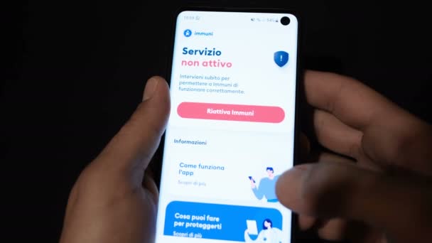 El hombre usa la nueva aplicación italiana de rastreo de contacto covid19 Immuni en el teléfono inteligente, alta tecnología — Vídeo de stock