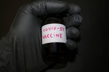 Bilim adamlarının elinde kovid19 test aşısı konteynırı, koronavirüs salgını tedavisi