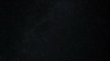 Yıldızlı kozmik gökyüzü hareket eder ve yanıp sönen yıldızlar yıldızlı gökyüzünde, evrende