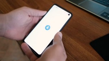 Yeni İtalyan Covid19 kontak uygulaması kullanan bir adam. Akıllı telefondan immün takip uygulaması, hi tech 4k.