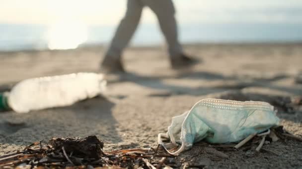 Masque facial sale utilisé et bouteille en plastique sur l'écosystème marin contaminé, effets de la pollution environnementale — Video