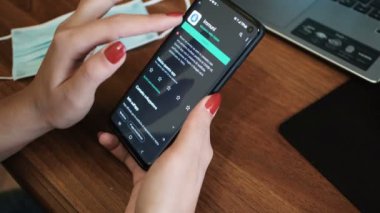  Genç kadın, İtalyan covid19 temas kurma uygulamasını akıllı telefondan yükle, 4K