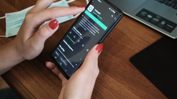 Mujer joven descarga italiana covid19 aplicación de rastreo de contacto Immuni en el teléfono inteligente, 4k — Vídeo de stock