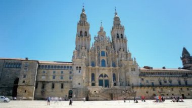 Eski Santiago de Compostela Katedrali Meydanı 'nda hızla yürüyen kalabalık, şehir yaşam tarzı zaman çizelgesi 4K