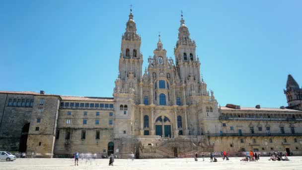 Gedrängte Menschen, die schnell auf dem alten Kathedralenplatz von Santiago de Compostela spazieren gehen, Zeitraffer des städtischen Lebensstils 4k — Stockvideo