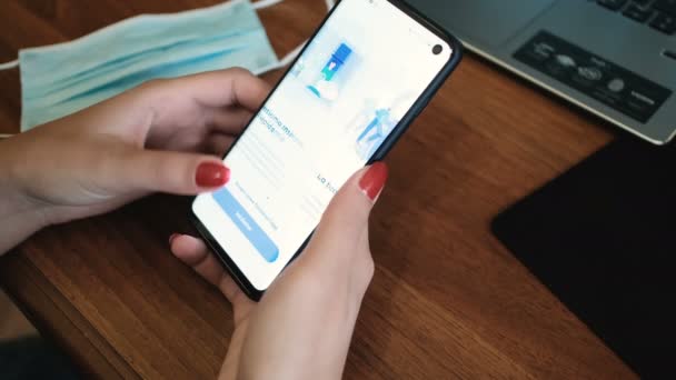 若い女性設定イタリアのcovid19連絡先追跡アプリ免疫オンスマートフォン — ストック動画