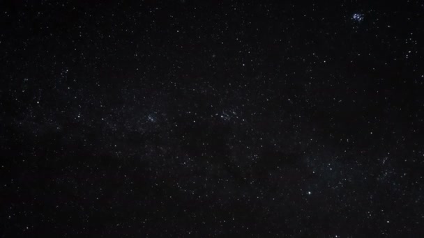 Costellazioni stellari movimento e stelle rotanti sul cielo notturno invernale, universo campo spaziale esterno 4k — Video Stock