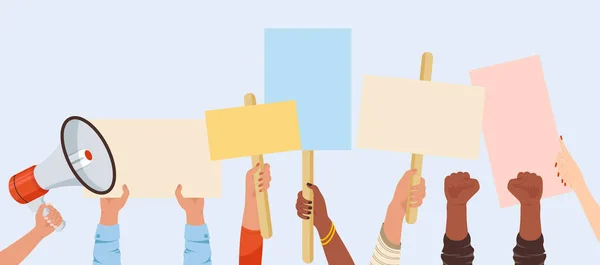 Protesto pankartları tutan insanlar